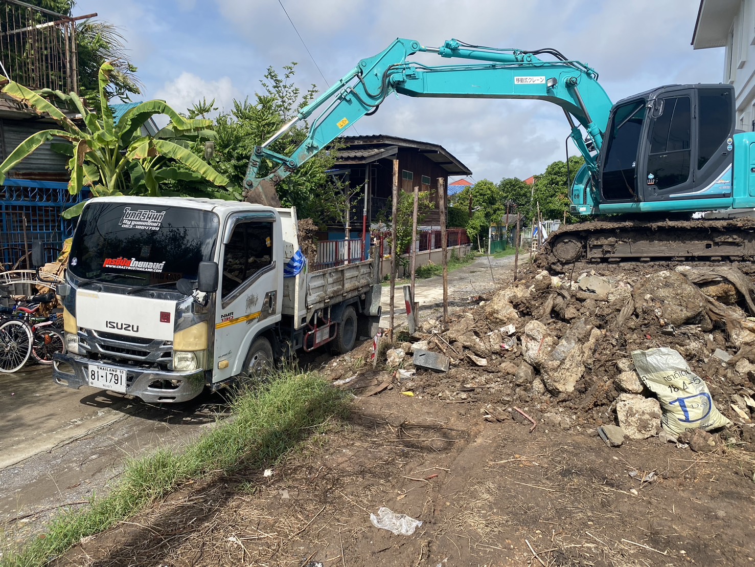 1 - https://โชคศิรินันท์เเท๊กเตอร์.com | บริการรถแม็คโครเล็ก PC30 เเม็คโครใหญ่ PC135 หกล้อดั้มพ์ เเละเทเลอร์ย้ายของ เครียริ่งพื้นที่ ปรับดิน ขุด เจาะ กดเข็ม วางท่อ ถมที่ ย้ายวัสดุก่อสร้าง รับทุบ รื้อ ถอนทุกชนิด รับงานทั่วระยอง