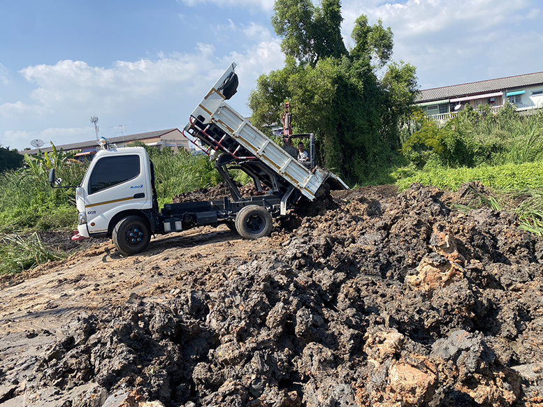 33 - https://โชคศิรินันท์เเท๊กเตอร์.com | บริการรถแม็คโครเล็ก PC30 เเม็คโครใหญ่ PC135 หกล้อดั้มพ์ เเละเทเลอร์ย้ายของ เครียริ่งพื้นที่ ปรับดิน ขุด เจาะ กดเข็ม วางท่อ ถมที่ ย้ายวัสดุก่อสร้าง รับทุบ รื้อ ถอนทุกชนิด รับงานทั่วระยอง