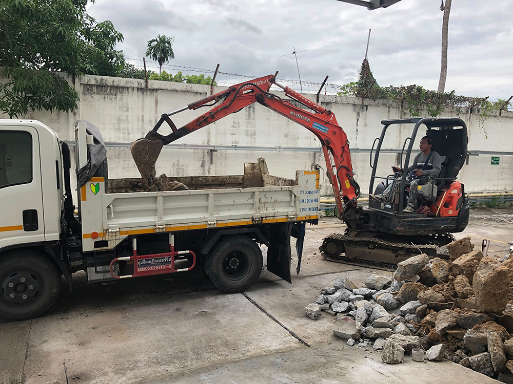 38 - https://โชคศิรินันท์เเท๊กเตอร์.com | บริการรถแม็คโครเล็ก PC30 เเม็คโครใหญ่ PC135 หกล้อดั้มพ์ เเละเทเลอร์ย้ายของ เครียริ่งพื้นที่ ปรับดิน ขุด เจาะ กดเข็ม วางท่อ ถมที่ ย้ายวัสดุก่อสร้าง รับทุบ รื้อ ถอนทุกชนิด รับงานทั่วระยอง