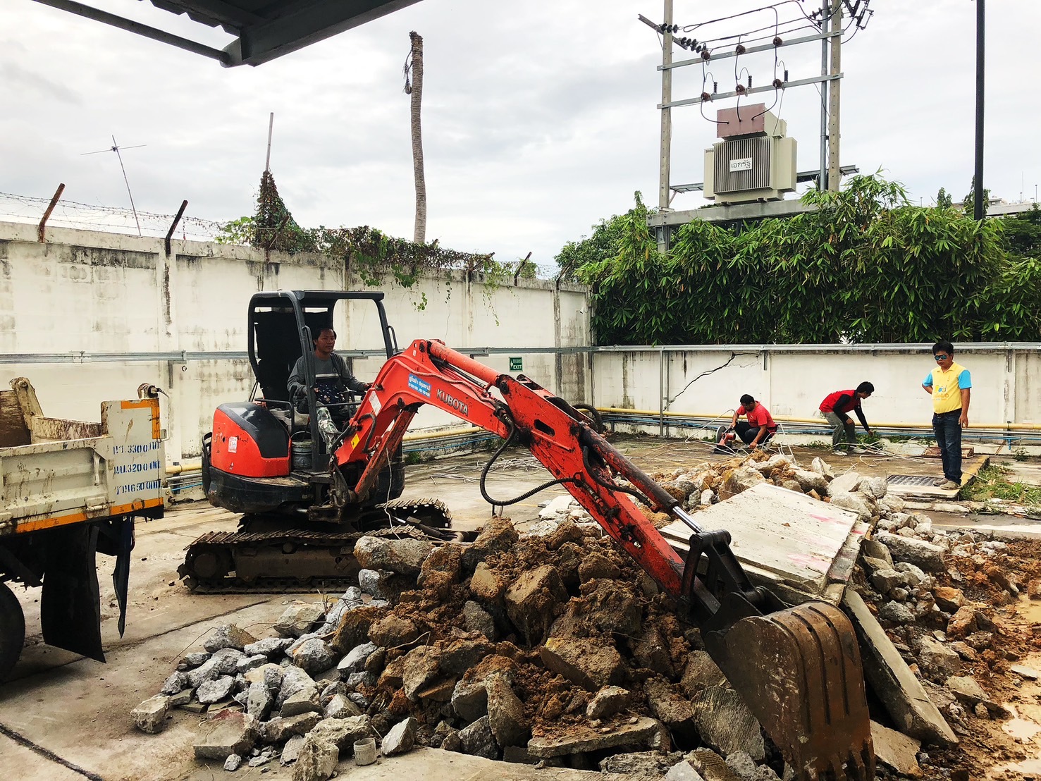 44 - https://โชคศิรินันท์เเท๊กเตอร์.com | บริการรถแม็คโครเล็ก PC30 เเม็คโครใหญ่ PC135 หกล้อดั้มพ์ เเละเทเลอร์ย้ายของ เครียริ่งพื้นที่ ปรับดิน ขุด เจาะ กดเข็ม วางท่อ ถมที่ ย้ายวัสดุก่อสร้าง รับทุบ รื้อ ถอนทุกชนิด รับงานทั่วระยอง