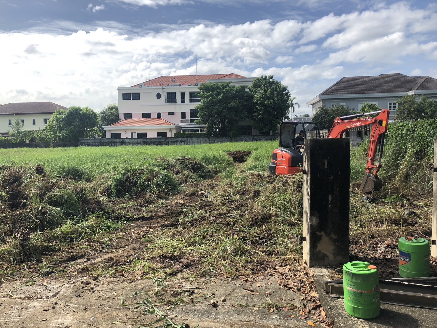 49 - https://โชคศิรินันท์เเท๊กเตอร์.com | บริการรถแม็คโครเล็ก PC30 เเม็คโครใหญ่ PC135 หกล้อดั้มพ์ เเละเทเลอร์ย้ายของ เครียริ่งพื้นที่ ปรับดิน ขุด เจาะ กดเข็ม วางท่อ ถมที่ ย้ายวัสดุก่อสร้าง รับทุบ รื้อ ถอนทุกชนิด รับงานทั่วระยอง